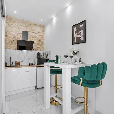 Le Sept Martine Hyper Centre - Air-conditioned - Terrace - Quiet - Wifi - Tramway Apartment *